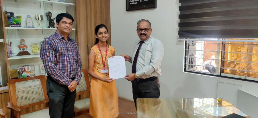 Ms. Pratiksha Patil received Best Parliamentarian Prize  from Shivaji University Kolhapur