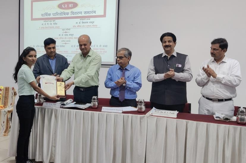 Student of BBA Ms. Sakshi Bhosale has awarded